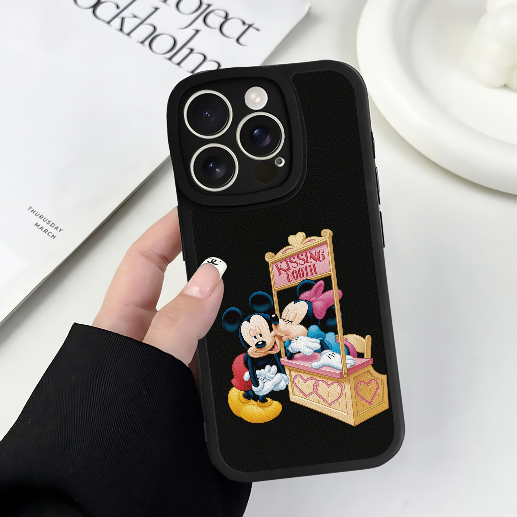 （画像用） ミッキーマウス Mickey Mouse 【iPhone 16シリーズ対応】シリコンスマホケース（レザー調） 材質：シリコン